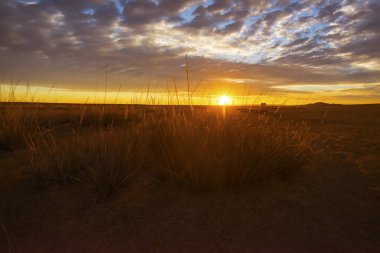 Gündoğumu ve gökyüzü bulutlar