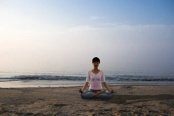 Yoga-kız sahilde — Stok fotoğraf