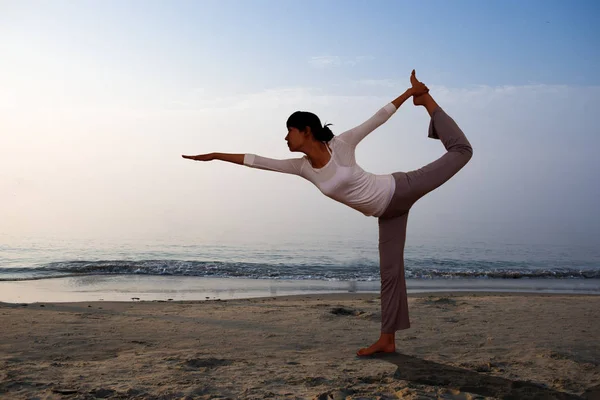 Yoga-kız sahilde — Stok fotoğraf