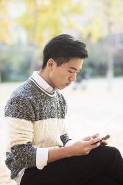 Cep telefonları erkek öğrenciler baktı