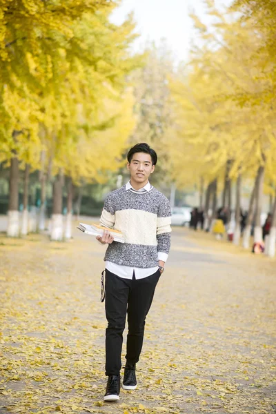 Maschio studente a piedi attraverso il campus — Foto Stock