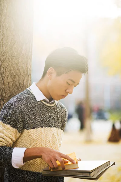 Étudiants regardant un livre — Photo