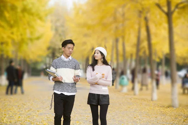 快乐的男女大学生 — 图库照片