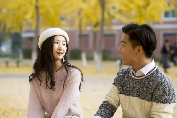 Dos estudiantes universitarios charlan en el campus — Foto de Stock