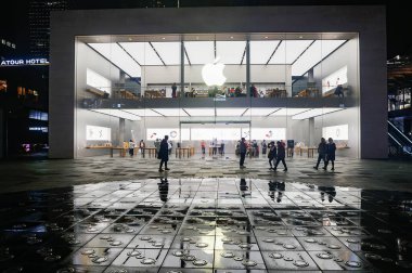 Apple elektronik mağazaları geceleri. Çin-Okyanus Taikoo Li yaya sokağı, Chengdu şehri, Sichuan bölgesi, Çin. On iki. Ocak 2020.