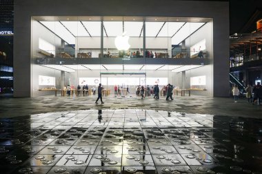 Apple elektronik mağazaları geceleri. Çin-Okyanus Taikoo Li yaya sokağı, Chengdu şehri, Sichuan bölgesi, Çin. On iki. Ocak 2020.