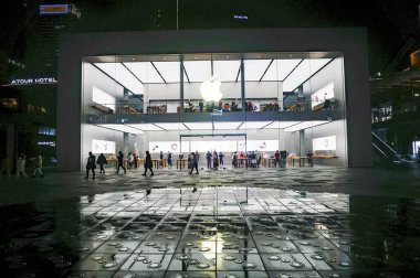 Apple elektronik mağazaları geceleri. Çin-Okyanus Taikoo Li yaya sokağı, Chengdu şehri, Sichuan bölgesi, Çin. On iki. Ocak 2020.