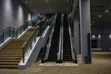 Yüksek hızlı tren yolunun girişinde yürüyen merdiven, Yibin Şehri, Sichuan Bölgesi, Çin.