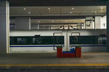 bir tren istasyonunda durdu