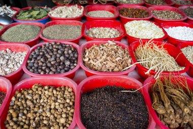 Markette çeşitli baharatlar var.