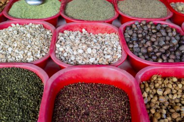 Markette çeşitli baharatlar var.