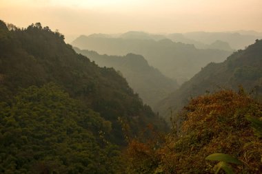 Dağlar birbirine yaklaşıyor. Sichuan 'da, Çin' de..