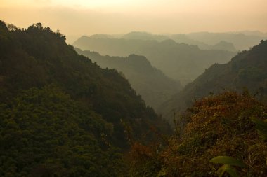 Dağlar birbirine yaklaşıyor. Sichuan 'da, Çin' de..