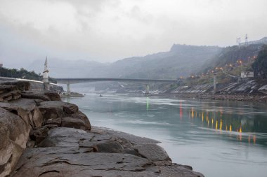 Uğursuz nehirde kocaman kayalar. Yağmurlu bir günde..