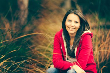 Uzun otların içinde gülümseyen kız