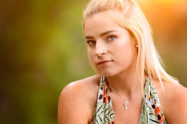 güzel sarışın kız