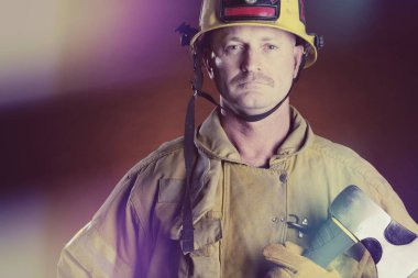 İtfaiyeci adam balta ile