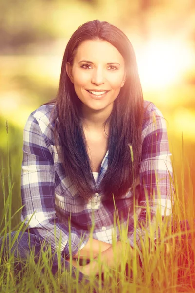 Uśmiechnięte dziewczyny w trawie — Zdjęcie stockowe