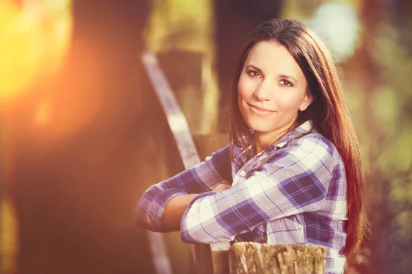 Mujer apoyada en valla — Foto de Stock