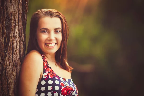 Jovencita sonriente — Foto de Stock