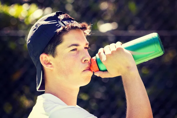 Der Mensch trinkt Wasser — Stockfoto