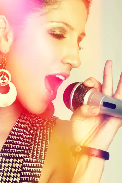 Close up de mulher cantando — Fotografia de Stock