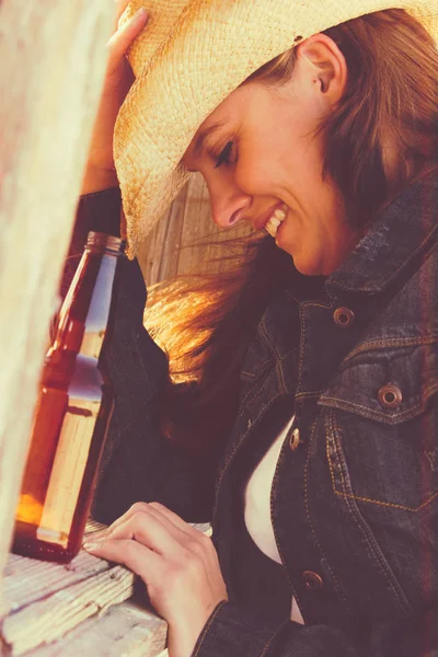 Med öl flicka från landet — Stockfoto