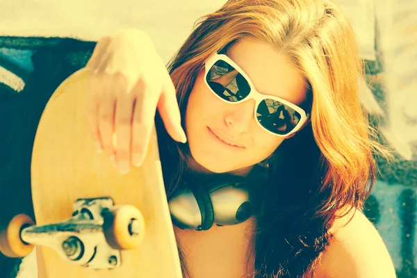 Skater menina vestindo óculos de sol — Fotografia de Stock