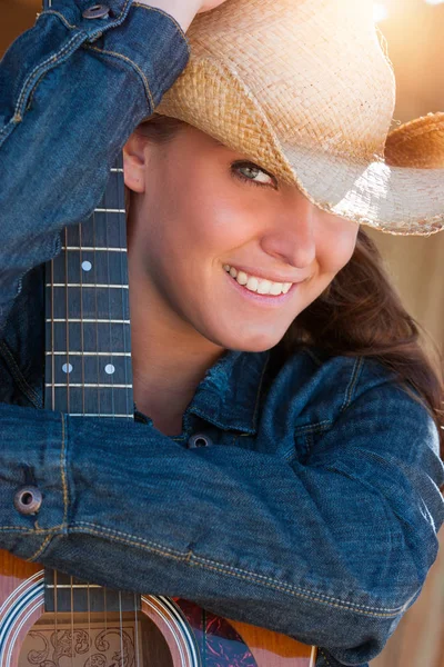 Країна жінка тримає гітару — стокове фото