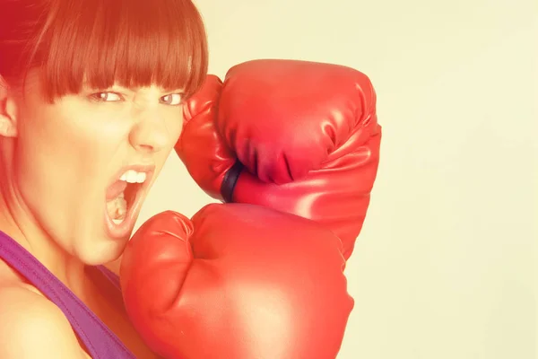 Agressivo mulher de boxe — Fotografia de Stock