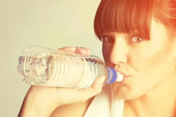 Vrouw die water drinkt — Stockfoto