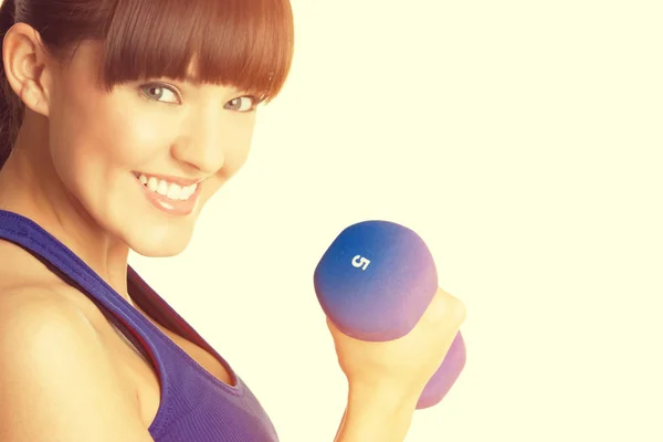 Mujer sonriente levantando pesas — Foto de Stock