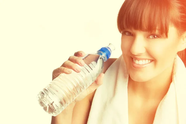Femme tenant bouteille d'eau — Photo