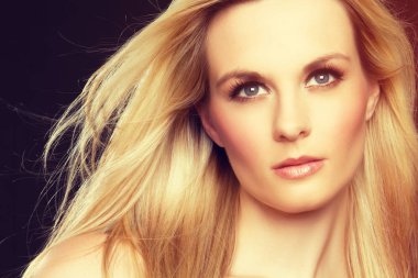 Güzel sarışın kadın.