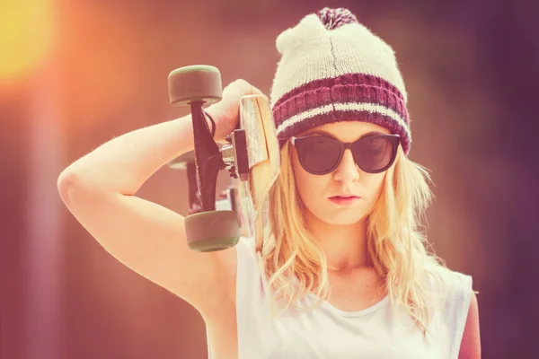 Έφηβος κορίτσι εκμετάλλευση skateboard — Φωτογραφία Αρχείου