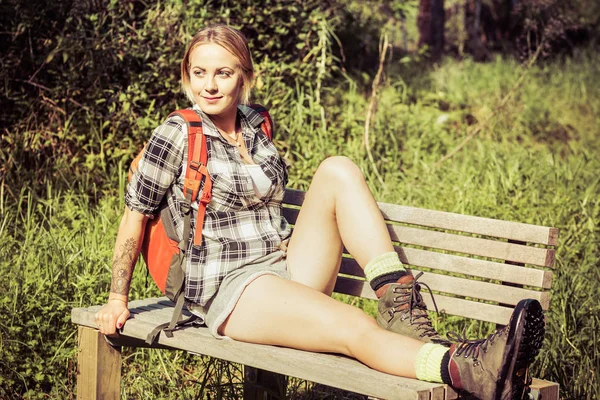 Wandelaar vrouw rusten — Stockfoto