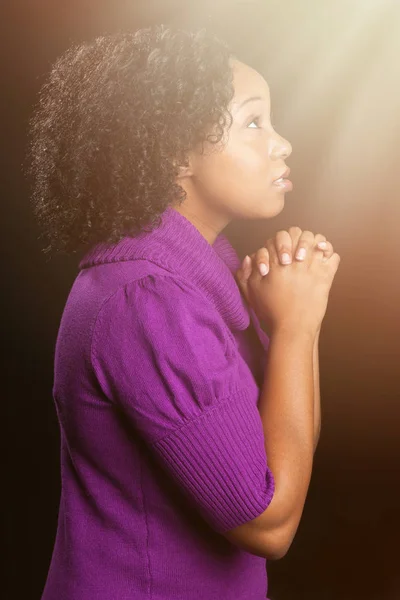 Hermosa mujer afroamericana rezando — Foto de Stock