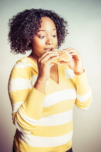 Nero donna mangiare panino — Foto Stock