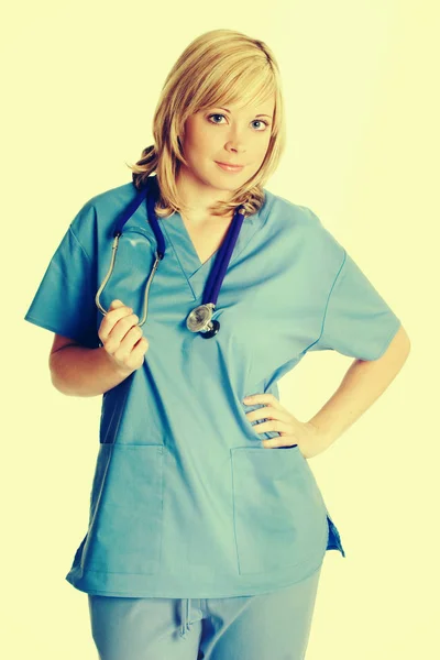 Красивая медсестра со стетоскопом — стоковое фото