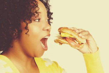 Hamburger yiyen kadın
