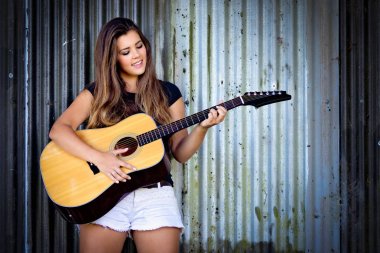 Gitar çalan kız