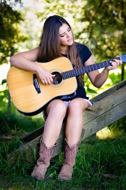 Gitar çalan kız