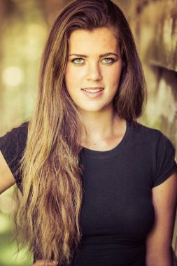 Gülümseyen genç kadın