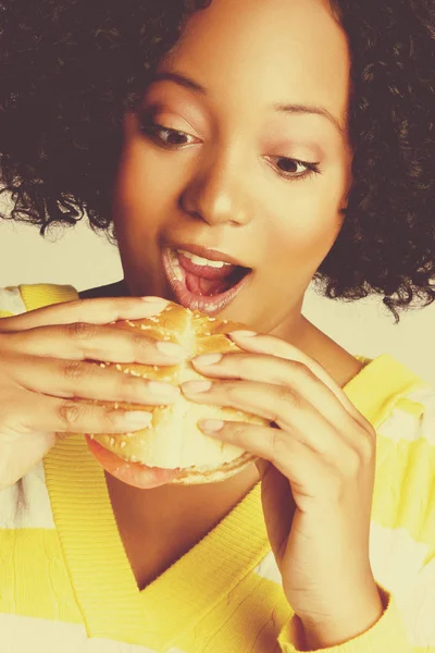 Preto mulher comer hambúrguer — Fotografia de Stock