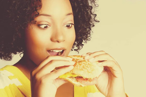 Mujer comiendo hamburguesa — Foto de Stock