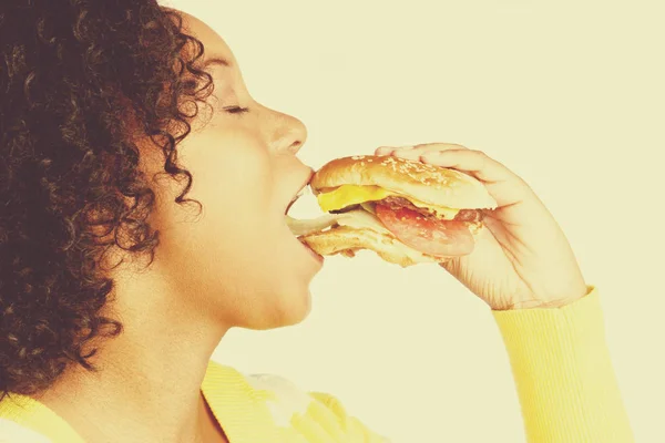 Mujer mordiendo sándwich — Foto de Stock