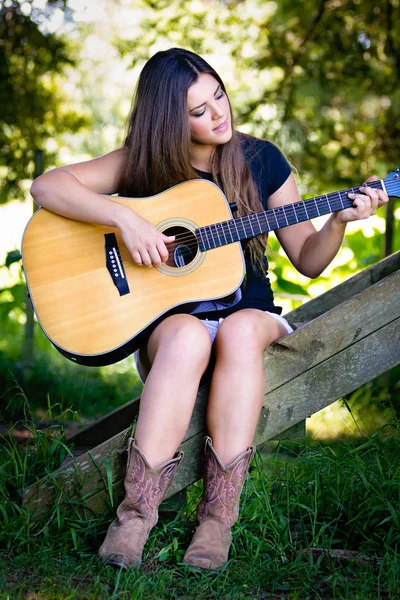 Девушка играет на гитаре — стоковое фото