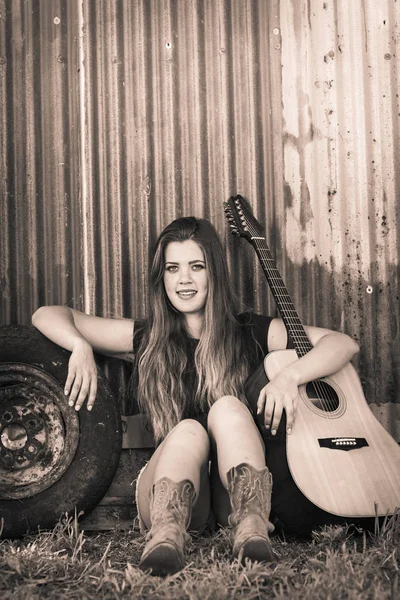 Chica de campo con guitarra — Foto de Stock