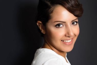 Gülümseyen güzel Orta Doğu kadın