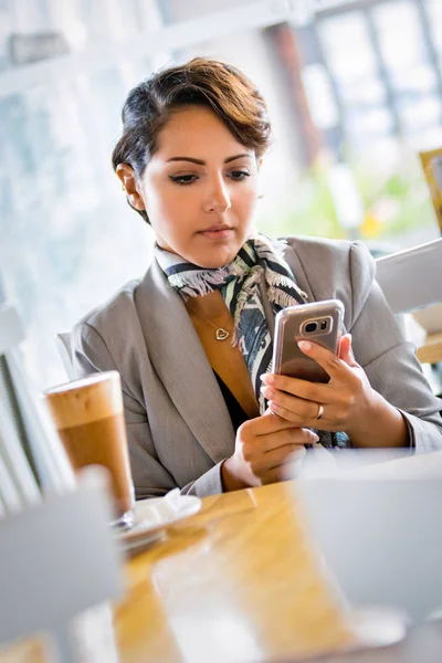 Femme utilisant le téléphone — Photo